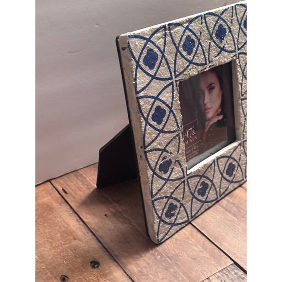 Painted Cement Handcrafted vintage look Photo Frame Picture Holder
4x4 photo - Picture 5 of 8